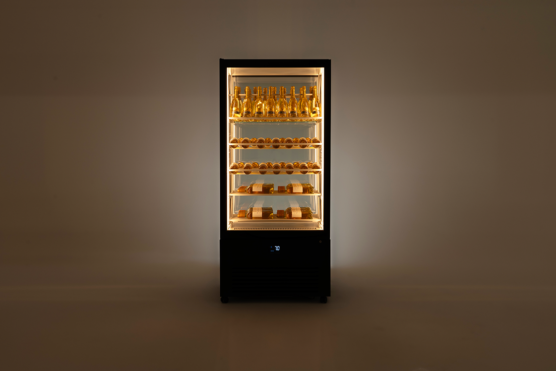 Armadio refrigerato verticale K2 predisposto con l'assetto vini. Perfetto per esporre e conservare perfettamente ogni tipologia di vino, valorizzandole con un design elegante, illuminazione interna e appositi ripiani.